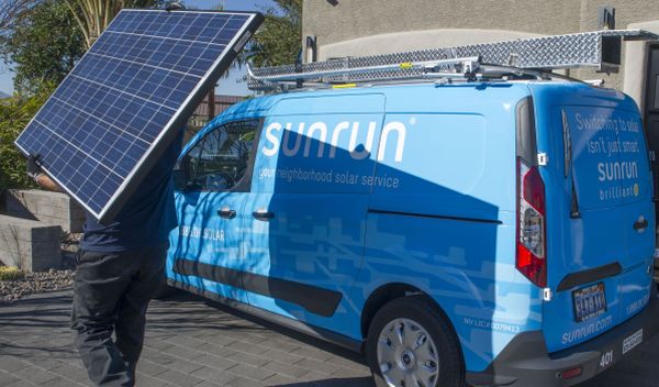 Bild: Techniker von Sunrun im Einsatz. / Foto: Unternehmen