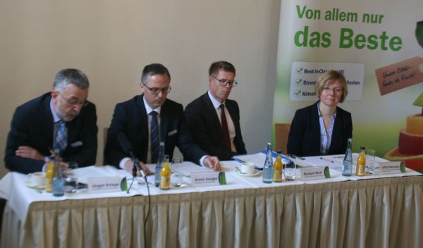 Die Führung der Steyler Bank bei der Pressekonferenz (von links): Geschäftsführer Jürgen Knieps, Pressereferent Armin Senger, Geschäftsführer Norbert Wolf und Jutta Hinrichs, Referentin für Nachhaltigkeit