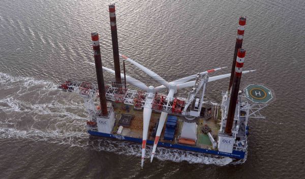 Schiff mit Senvion-Rotoren auf dem Weg zu einer Offshore-Windparkbaustelle von RWE. / Foto: Unternehmen