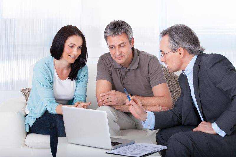 In Beratungsgesprächen werden oft Finanzprodukte angepriesen, die gar nicht zu den Kundinnen und Kunden passen. / Symbolfoto: Fotolia