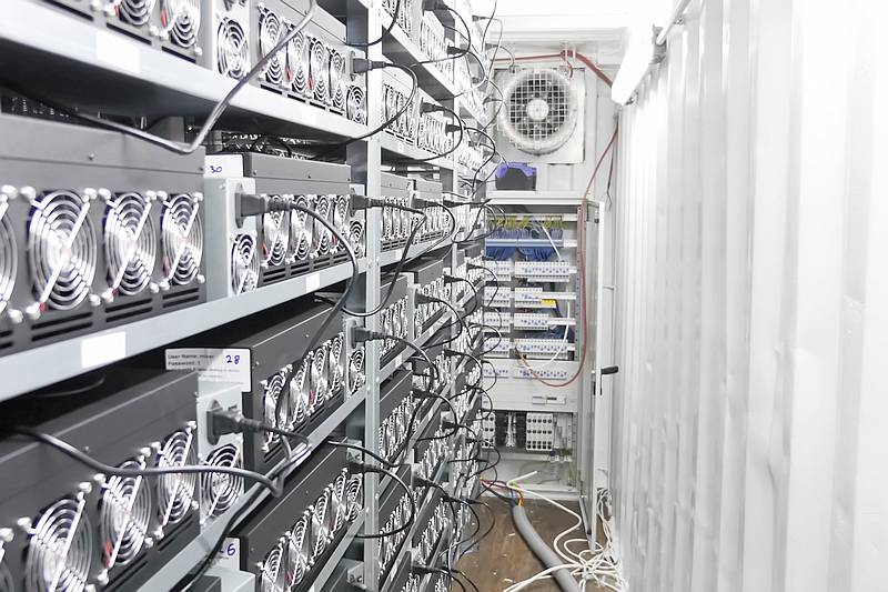 Krypto-Mining-Farm: Chip-Hersteller werden ungerne mit Bitcoin & Co. in Verbindung gebracht, profitieren aber vom hohen Hardware-Verschleiß der Farmen. / Foto: imago images