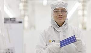 Bild: Einblick in die Solarzellenproduktion von REC Solar. / Foto: Unternehmen