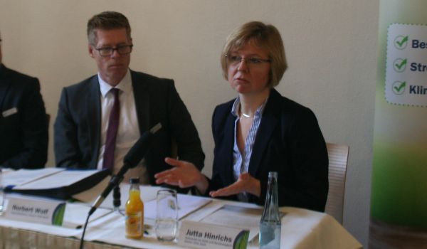 Norbert Wolf und Jutta Hinnrichs bei der Pressekonferenz der Steyler Ethik Bank.