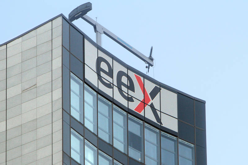 An der europäischen Strombörse EEX steigen auch die Preise für Terminkontrakte auf Strom erheblich. / Foto: imago images, Ralph Peters