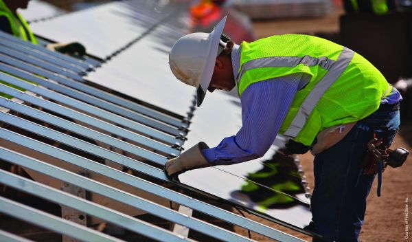 Techniker von First Solar im Einsatz. /Foto: Unternehmen
