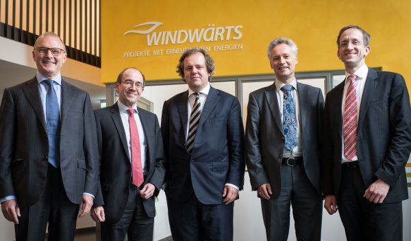 Die Verantworlichen der MVV AG und der Windwärts GmbH besiegelten den Verkauf. Im Bild (v.l.n.r.): Dr. Werner Dub, Technikvorstand der MVV Energie AG, Udo Bekker, Personalvorstand der MVV Energie AG, Prof. Dr. Volker Römermann, Insolvenzverwalter, Lothar Schulze, Geschäftsführer der Windwärts Energie GmbH, Björn Wenzlaff, Geschäftsführer der MVV Windenergie GmbH und zukünftiger Geschäftsführer der Windwärts Energie GmbH. Foto: Joanna Nottebrock