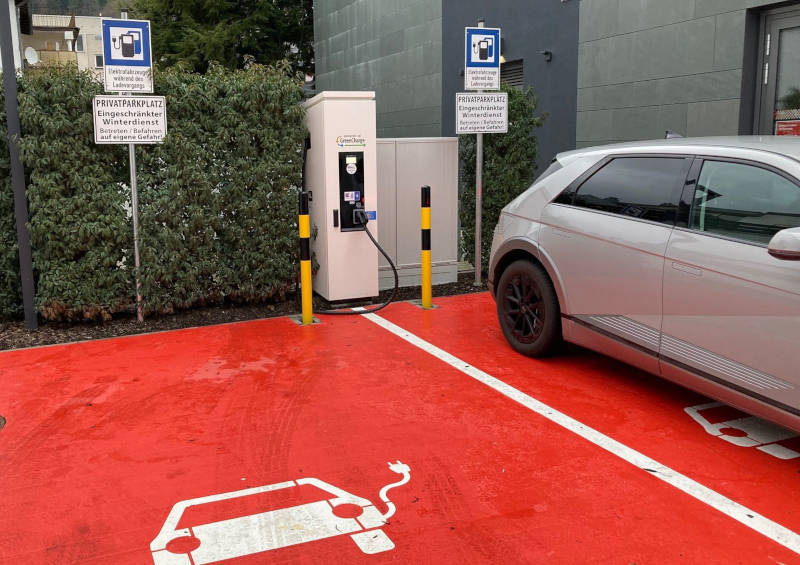 Die Ladesäulen von Green Charge werden ausschließlich mit grünem Strom betrieben. / Foto: GreenCharge GmbH