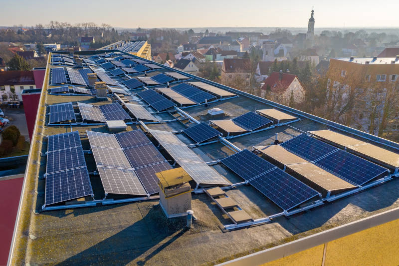 Grüne Anleihen erzeugen direkte nachhaltige Wirkung - etwa indem sie Wind- und Solarparks finanzieren. / Foto: Pixabay