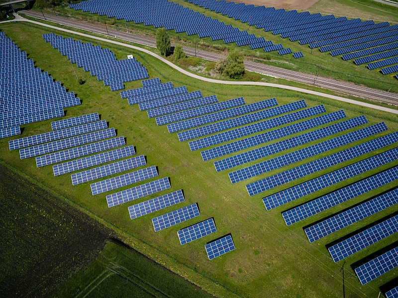 Die Tochtergesellschaft der Emittentin ist auch an sieben Solargesellschaften beteiligt. / Foto: Andreas Gucklhorn, unsplash
