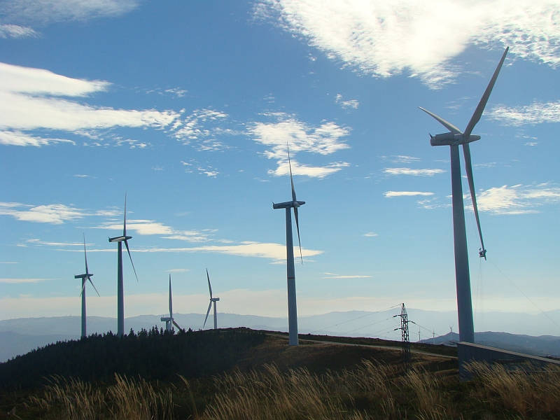 Auf 1.100 m Höhe drehen sich 10 Anlagen im Windpark Pendo Ruivo. / Foto: Energiekontor