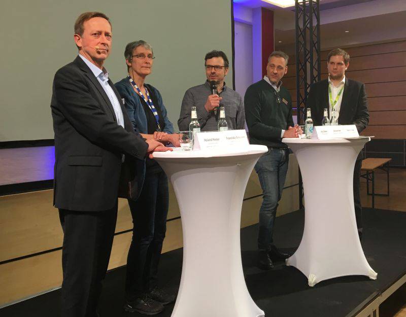 Eine Podiumsdiskussion auf der Messe, von links nach rechts: Roland Räcker, Concordia; Franziska Dikschen, oikocredit; Jörg Weber, ECOreporter; Michael Hahn, Triodos; Martin Feige, GLS Bank. / Foto: Messe