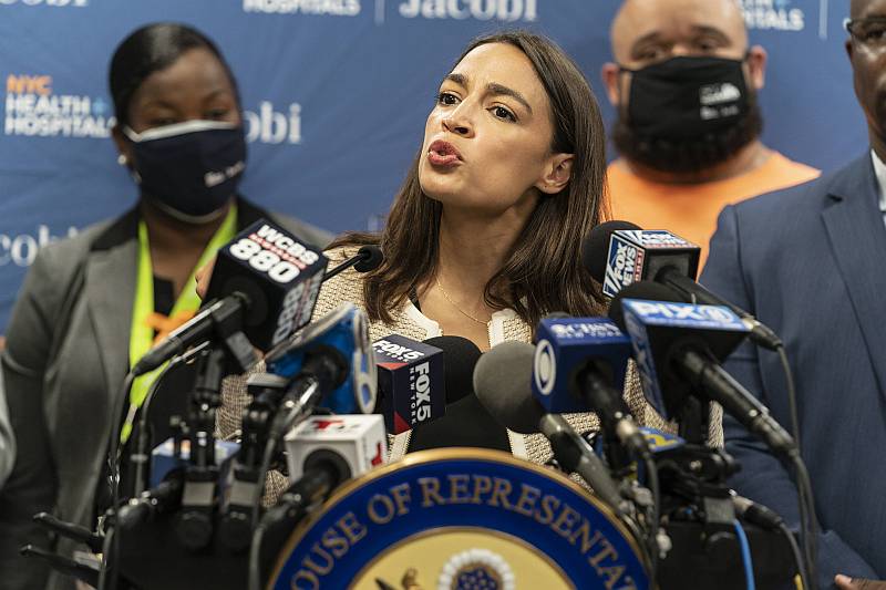 Für die US-Kongressabgeordnete Alexandria Ocasio-Cortez ist jeder Milliardär ein politisches Versagen. / Foto: imago images, Pacific Press Agency