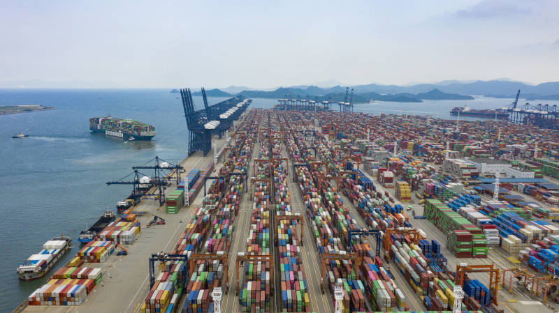 Mit dem chinesischen Hafen Shenzhen-Yantian ist aktuell der viertgrößte Containerhafen der Welt wegen eines Corona-Ausbruchs gesperrt. / Foto: imago images, VCG