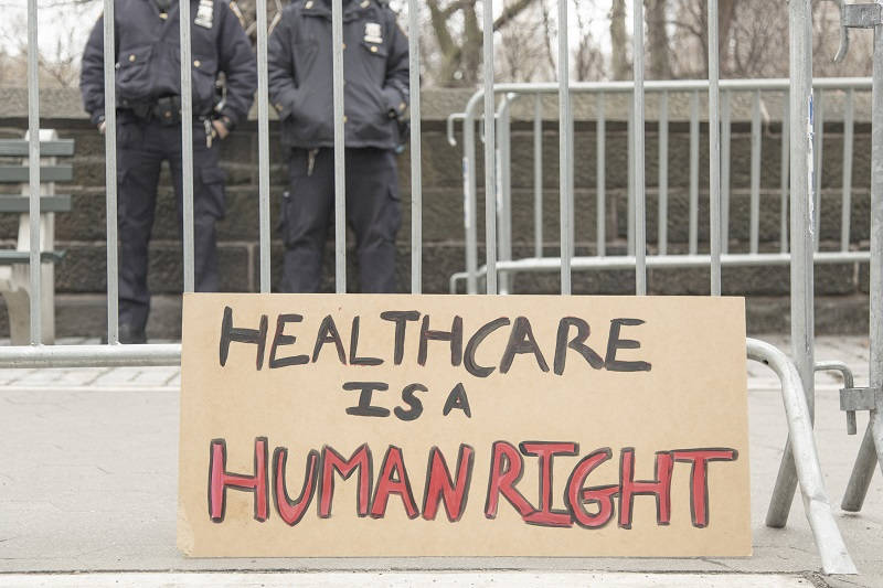 "Gesundheitsversorgung ist ein Menschenrecht" steht auf einem Protestschild in New York City. Viele Menschen in den USA haben keine Krankenversicherung – oder nur eine staatliche, die nicht überall akzeptiert wird. / Foto: imago images, glasshouseimages