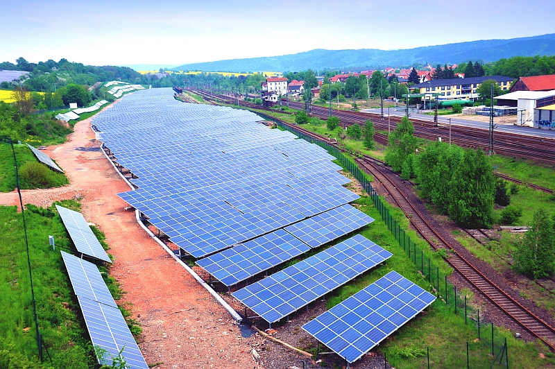 Der Solarpark Gerstungen befindet sich in Thüringen auf dem Gelände eines alten Grenzbahnhofs zwischen Ost- und Westdeutschland. / Foto: Wattner