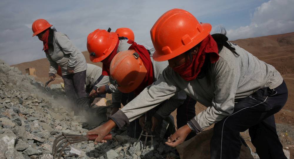 Mineure im "Fairmined"-zertifizierten Tagebau, Mine Sotrami, Peru. / Foto: Valerian Mazataud, Fairmined