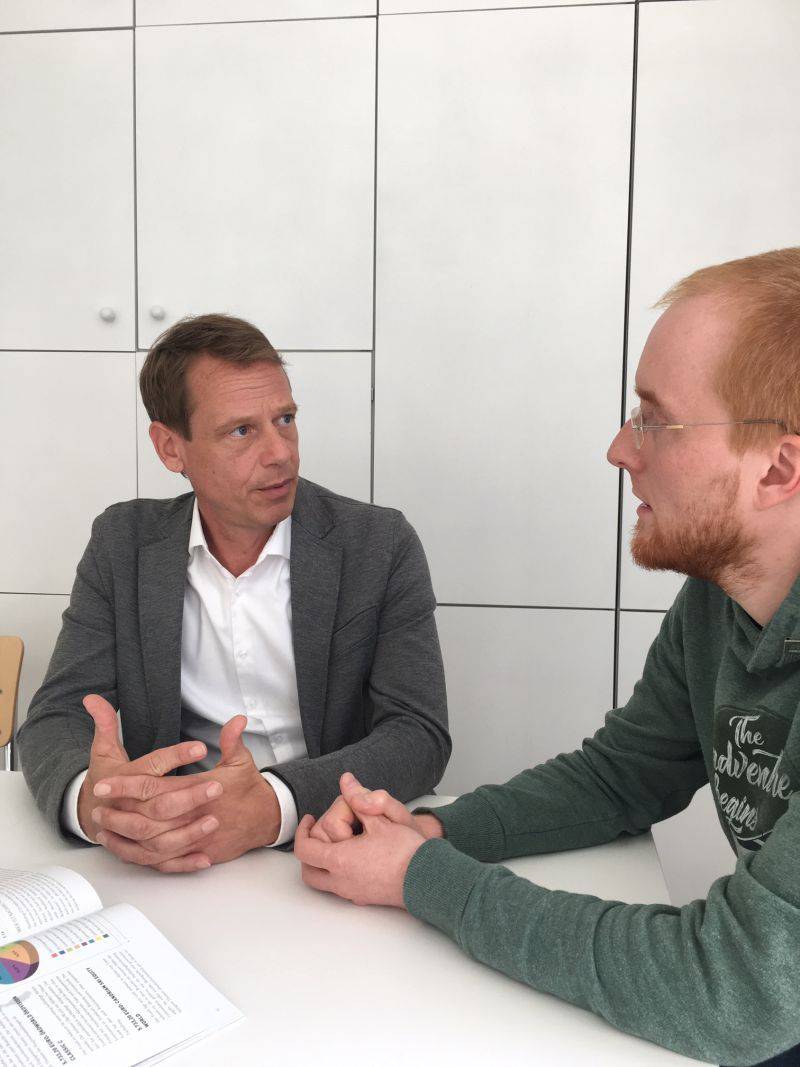 Tim Helm (links) im Gespräch mit ECOreporter-Redakteur Michael Rensen. / Foto: Sonja Pöhlmann Photography