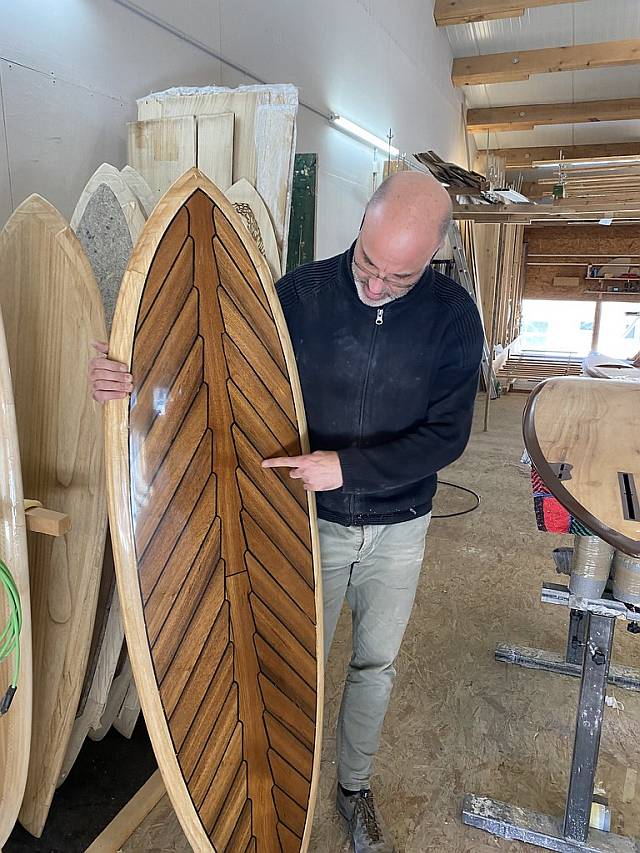 Die Firma Enlain stellt aus Treeme-Holz Surfboards her. / Foto: Unternehmen