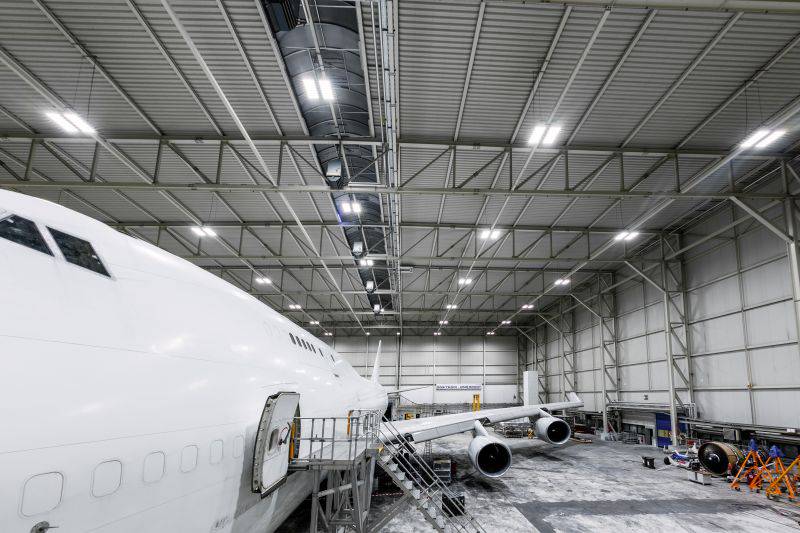 LED-Leuchten der Deutsche Lichtmiete in einer Halle von Haitec Aircraft Maintenance. / Foto: Deutsche Lichtmiete, Steffen Löffler