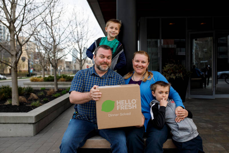 Familie mit Kochbox in Kanada. Hello Fresh ist mittlerweile in 17 Ländern aktiv. / Foto: imago images