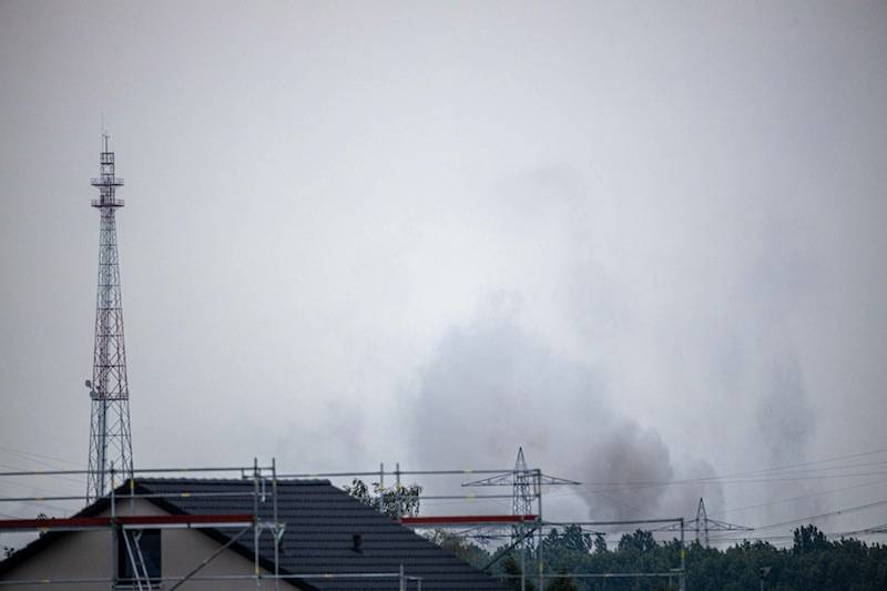 Beide Kühltürme sind gesprengt, eine Staubwolke liegt über dem AKW-Gelände. EnBW will dort, wo die Türme standen, ein Gleichstromumspannwerk errichten. / Fotos (4): imago images, Carmele/tmc-fotografie.de