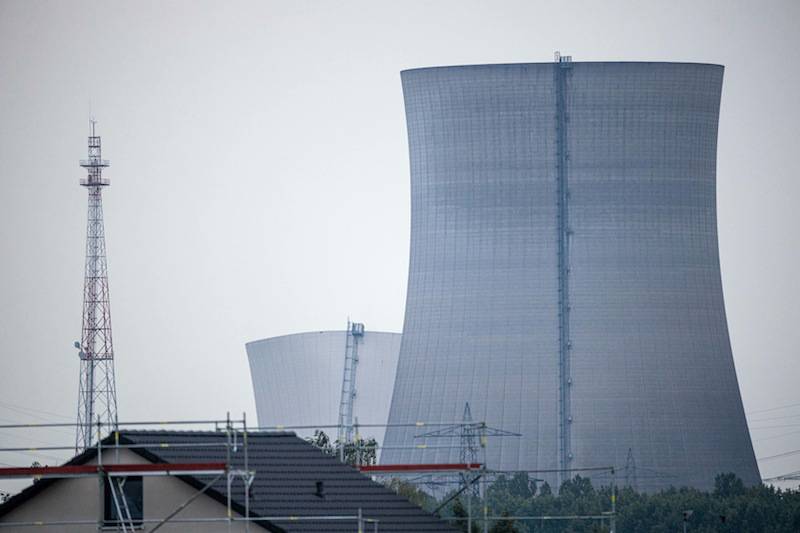 Die Sprengung erfolgt kontrolliert, der hintere Turm sackt in sich zusammen.
