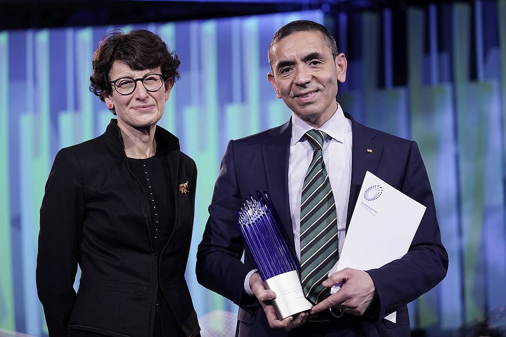 Die BioNTech-Gründer Özlem Türeci und Ugur Sahin bei der Verleihung des Deutschen Zukunftspreises 2021 in Berlin. / Foto: imago images, Political-Moments
