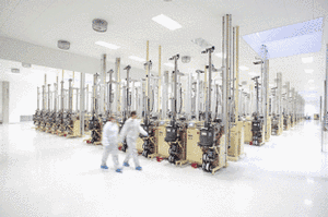 Hightech pur: Produktionshalle eines Solarunternehmens. / Quelle: Everq
