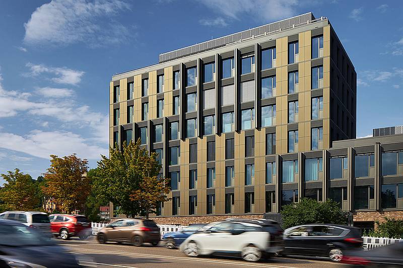 Bei diesem Holz-Hybrid-Gebäude in Tübingen sind Solarmodule in die Fassade integriert. / Foto: Albrecht Voss