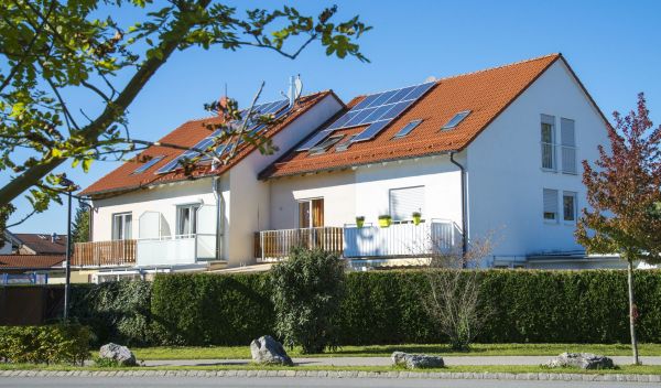 Dachsolaranlagen auf Privathäusern sind ein Investmentziel von UDI-Direktinvnvestmentangeboten. / Foto: Unternehmen