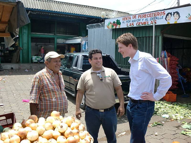 Mitarbeiter der Bank im Bistum Essen (rechts im Bild) im Gespräch mit Menschen in Nicaragua, die über Partnerinstitute Darlehen von Mikrofinanzfonds der christlichen Bank erhalten. / Foto: BIB