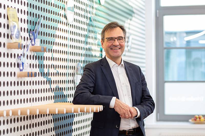 Georg Schürmann leitet seit 2009 die Triodos Bank Deutschland. Aktuell verantwortet der gelernte Bankkaufmann zudem die Arbeitsgruppe „ESG-Skala" im Sustainable Finance Beirat der Bundesregierung, die Vorschläge für eine Klassifizierung von Finanzprodukten erarbeitet. / Foto: Triodos