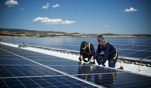 Monteure von REC Solar bei der Arbeit. / Foto: Unternehmen