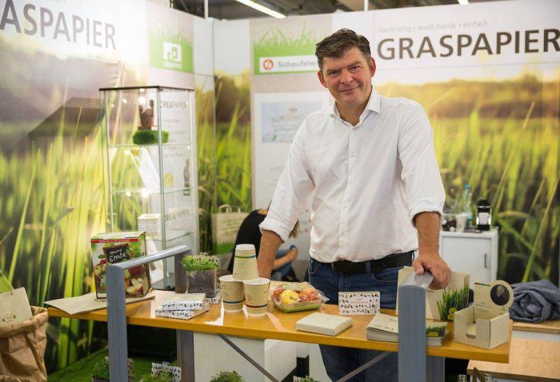Uwe D'Agnone, Gründer von creapaper: creapaper stellt Papier auf der Basis von Grasfasern her. Das Unternehmen hat über die GLS Crowd Geld eingeworben. / Foto: Unternehmen