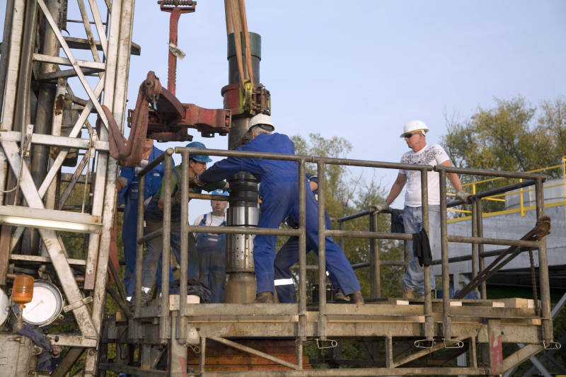 Arbeiten von Ormat am Geothermiekraftwerk Landau in Rheinland-Pfalz. Nach zwei Erdbeben und Bodenhebungen wurde das Kraftwerk 2014 stillgelegt. / Foto: imago images, Rupert Oberhäuser